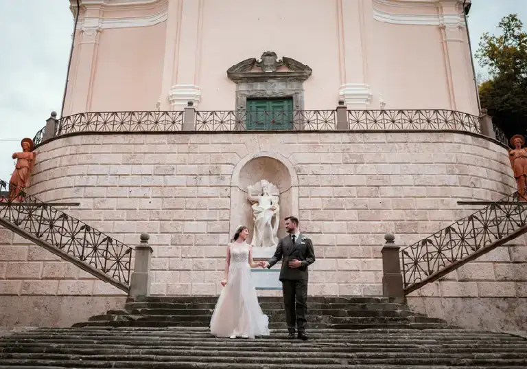 Arco floreale per cerimonia all'aperto in Toscana