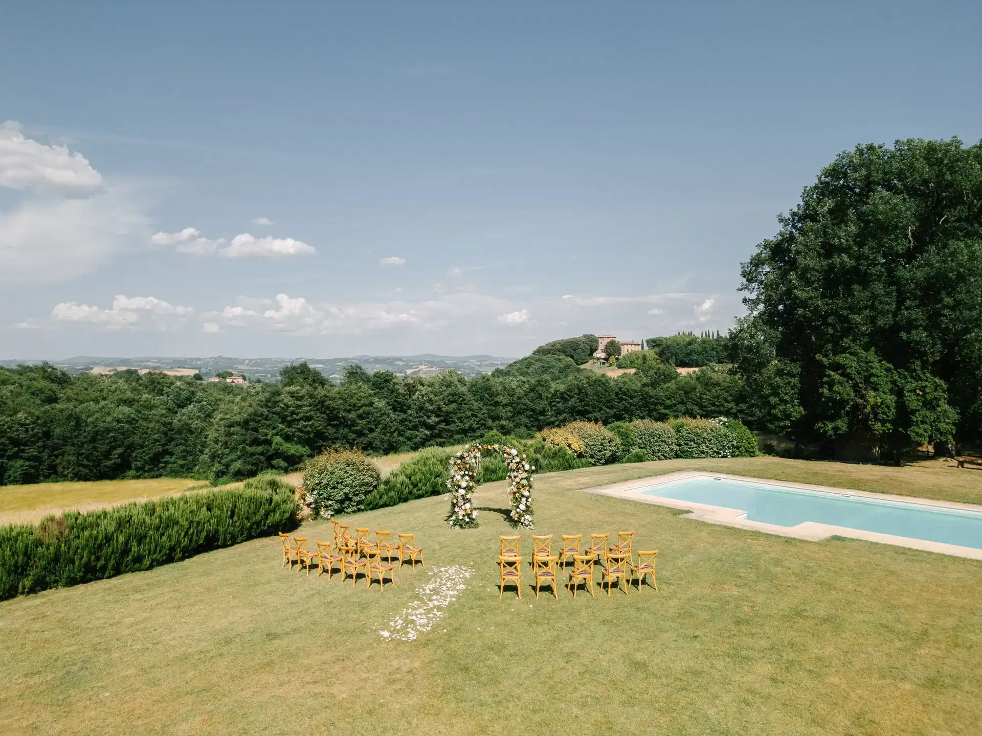 Destination wedding in the Tuscan countryside